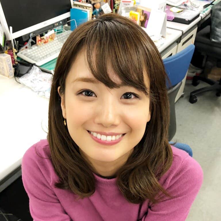 フジテレビアナウンサーのインスタグラム：「報道の会議を終え、アナウンス室に戻ると… 久しぶりのせいかちゃん😻  せいかちゃんのオフショットのリクエストを頂いていたし🤔と、すかさずパチリ📸  どうやらこの日、秋の健康診断を受けてきたらしく、話を聞くと… ⇦👆swipe  えっ😳採血なんて怖くない⁉️ こんな感じでずっと見つめてる😵⁉️ …らしいです😅 私、梅津は注射が大の苦手。偉いなぁ。  #井上清華 #せいかちゃん #1年目 #フジテレビアナウンサー #めざましテレビ  #うめづ日記」