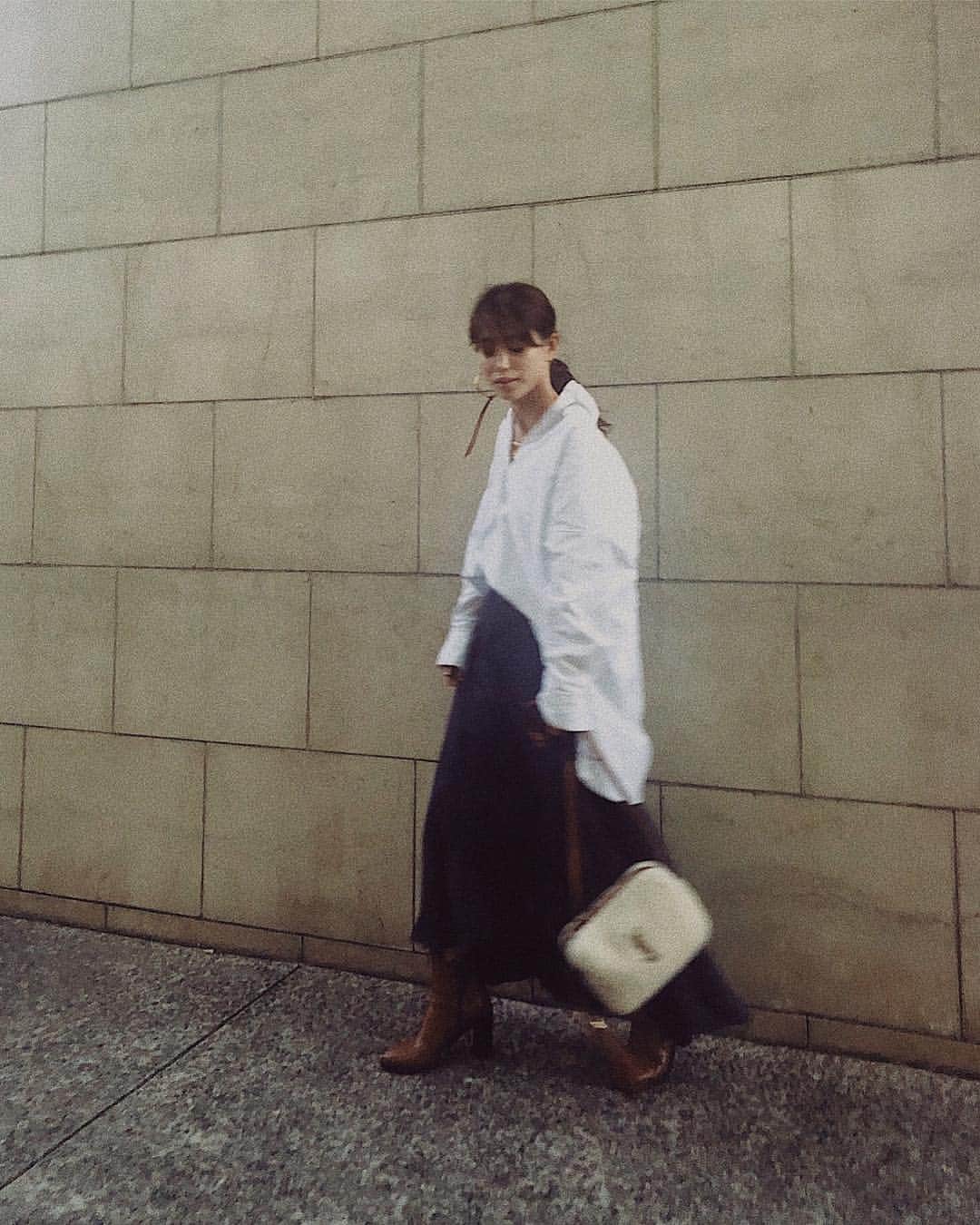 JUNNAのインスタグラム：「今日は週1で通っている @nekozekyouseisalon_es  へ...筋トレしてリンパ流してスッキリ🍂👢 ・ ・ ・ #ワッシャーサテンマーメイドスカート 11月22日発売 ¥22,000+tax @etretokyo #junna👠#etretokyo #fabiorusconi #2018ETREaw」