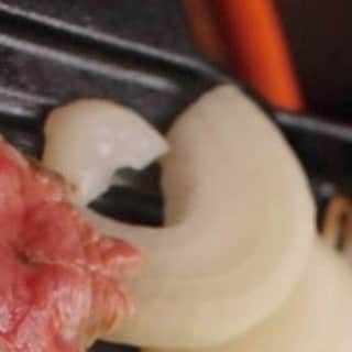 KEMONOのインスタグラム：「. ❗️広島県産 ラム肉❗を使用したジンギスカン🐑 国産ジビエジンギスカンセット🦆 . 特製味噌ダレ、醤油ダレでいただく… その名の通り、羊のお肉だけでなく 広島県産 いのしし🐗 北海道産 エゾシカ🦌真鴨🦆 を焼くことが出来ます✨ ❗️広島県産ラム肉を食べれるのはkemonoだけ❗️ . お一人様 1,980円からご用意しております🔥 . . #KEMONO #ラム肉 . #ジンギスカン #ジビエ #ジビエ料理 #国産 #広島県産 #お酒 #肉 #お肉 #ステーキ #焼き物 #グルメ ヘルシー  #山 #肉好きな人と繋がりたい . #ミナミ #大阪 #難波 #道頓堀 #裏なんば #千日前 . #osaka #dotonbori #yakiniku #japanesefood」