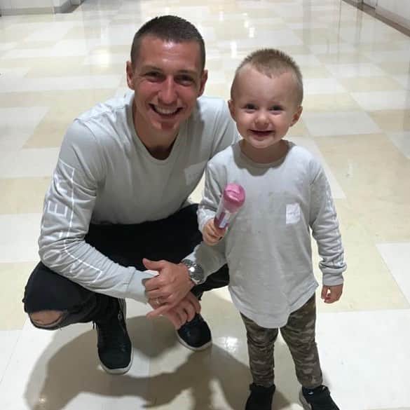 ミッチェル・デュークのインスタグラム：「I reckon Jaxson is going to love it when he’s older looking back on this photo seeing us Matching 👀😅 #dorkydaddy」