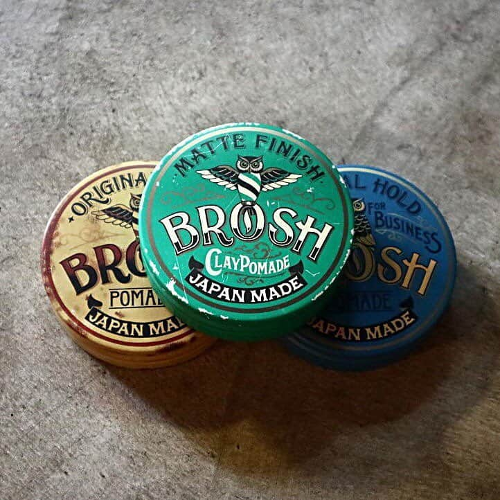 DRESSKINさんのインスタグラム写真 - (DRESSKINInstagram)「••• BROSHから新商品 "CLAY POMADE" が発売となりました🦉✨ クレイポマードは他ブランドでも出ていますが、つけた後すぐに固まり、コームも通せないものが多い中、このクレイポマードは違います！！伸びもよく、つけた後でもコームを通すことが出来るので、スタイリングもしやすい！！しかもホールド力もあり、ナチュラルで動きのあるスタイルもしっかりキープしてくれます！！ 是非お試し下さい！！✨ ••• DRESSKIN🎩 Men's grooming online store🤵🏻 http://dresskin.com ⇨プロフィールからご覧ください👀 ••• #brosh #broshpomade #claypomade #dresskin #cosmetics #menshair #mensgrooming #pomade #gentleman #barber #barbershop  #ブロッシュ #クレイポマード #新商品 #ドレスキン#メンズコスメ #メンズグルーミング #コスメ #美容男子 #バーバー #ワックス #ポマード #バーバースタイル #ヘアワックス #クラシックスタイル #メンズヘアスタイル」11月14日 18時27分 - dresskin_official