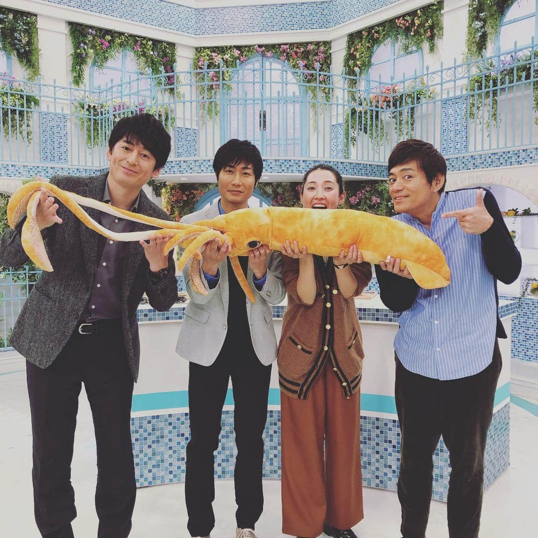 浜島直子さんのインスタグラム写真 - (浜島直子Instagram)「あさイチ、生放送無事に終了しました😊 楽しかった！ 今回行ったのは、むかわ町、函館、登別。 その土地それぞれの人、食べ物、景色から、「北海道は、元気だどー！！！」と、パワーもらいました✨ おいしいものは、身体はもちろん、心も元気なりますね。 笑顔のスパイスも添えて😋 よし！父良男と必ずや、むかわ町のししゃも寿司食べに行くどー！！🍣 ・ #nhk #あさイチ #博多華丸大吉 さん #戸次重幸 さん #北海道 #むかわ町 #函館 #登別 #ししゃも寿司 #函館夜景 #登別くま牧場  #最後の写真は #ししゃも寿司の感想が全く頭に入らないと言われた #父良男 #70歳 #今日の衣装は #ヒグマ色にしてみました🐻 #ニットカーディガンは #couturedadam  #パンツは #framework  #ブラウスは #mcafee」11月14日 11時43分 - hamaji_0912