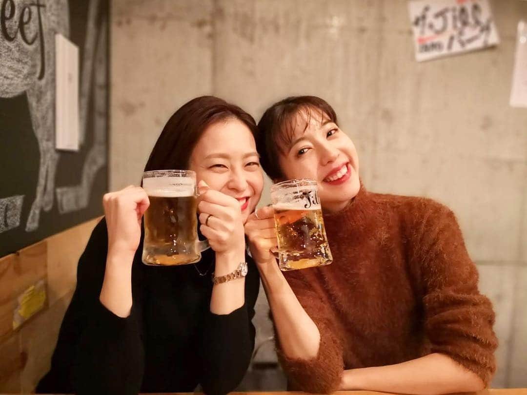 小玉ゆういのインスタグラム：「⠀ 酉の市本祭で祭りよりも人を見物しに行ったくらいの人の山の中、屋台居酒屋にありついて飲めた、嬉しかった！ 飲み足りずに二軒目に行ったら予期せぬサプライズ！ さとこありがとう！がりさんありがとう！ ⠀ #ハネヨシカメラ #ファーウェイ」