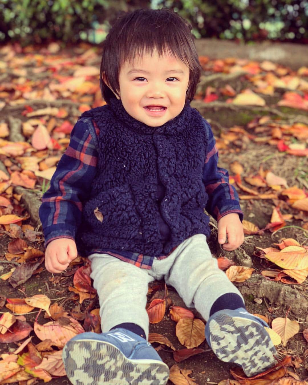 谷澤杏奈さんのインスタグラム写真 - (谷澤杏奈Instagram)「・ 最近公園行くとはしゃぎまくって 必ず転んでおでこ怪我してる👦🏽🙌🏽 ・ 落ち葉が綺麗で目で見たり触ったり 踏んづけてカシャカシャ音がして笑ったり 本当にたのしそうだった☺️💕 ・」11月14日 12時42分 - anna.uohan