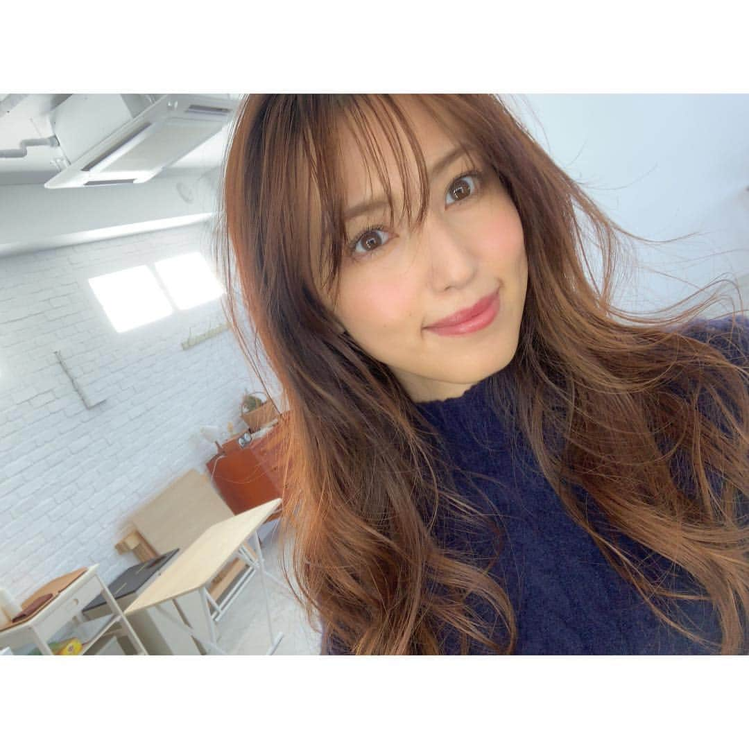 有村実樹さんのインスタグラム写真 - (有村実樹Instagram)「💄💇‍♀️ 今日は美人百花の撮影です✨ . . 前髪がだらっと伸びてきたので、 昨夜、自分で前髪の真ん中だけを少しだけ短めにセルフカット✂️ . . コテで毛先だけカールすれば前髪っぽく降ろせて、サイドの髪と馴染ませればいつも通りに流せて。 . 2way前髪の実樹バングスを思い出す仕上がりになりました😊 . . #大人実樹バングス #実樹バングス #前髪 #ヘアスタイル #ロングヘア #有村実樹 #美人百花 #撮影 #セルフカット #撮影」11月14日 13時09分 - arimura_miki