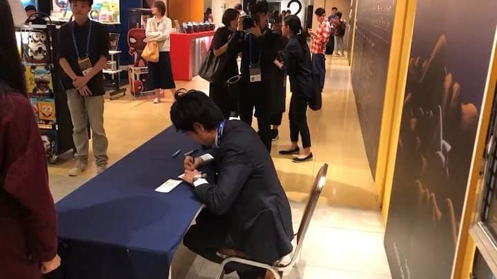 TBS「ルームロンダリング」のインスタグラム：「. ／ 🎊映画「#ルームロンダリング」 台北金馬映画祭🎞 ＼ . 片桐監督のサイン会の様子をお届けします‼️ . #片桐健滋 #台北金馬映画祭 #2018台北金馬影展 #taipeigoldenhorsefilmfestival」