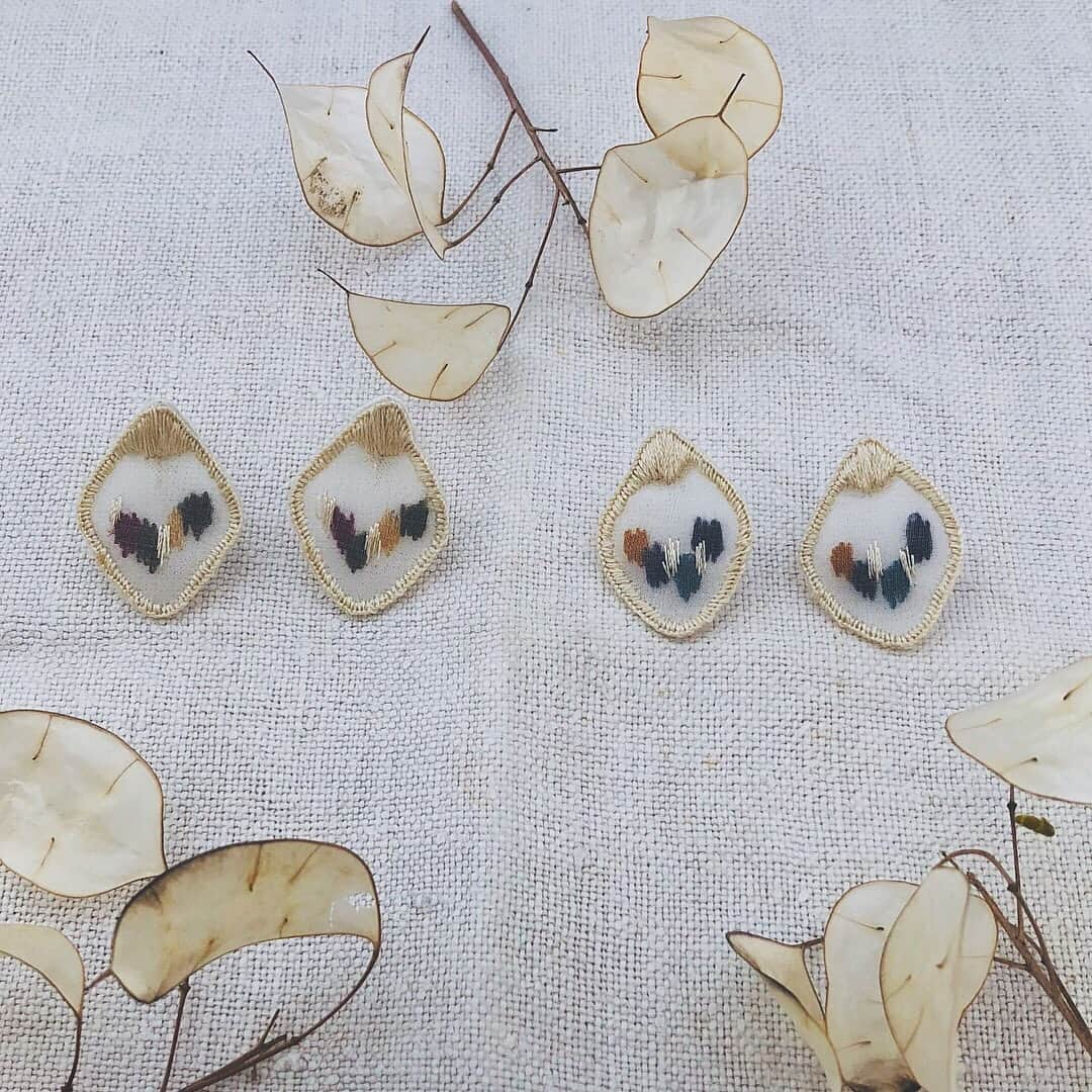 手紙社さんのインスタグラム写真 - (手紙社Instagram)「【soel（ソエル）】 開催中の刺繍作家・AYUMIさんの展示「Flowers in Morning light」は、今週末11/18（日）までです。ドライのバラやカモミール、透け感のあるダリアの花びらなど、10種類の新作耳飾りをご用意しております。深みのある色やゴールドの糸を使い、女性らしいモチーフながら大人びた雰囲気があります。贈り物としてもおすすめです。最終日は終日在廊されますので、刺繍やウェディングのヘアメイクのご相談も承ります。 . 〜 the last flower of the afternoon 2019春夏/オーダー期間延長のお知らせ 〜 衣服ブランド・the last flower of the afternoon 2019春夏展示会にお越しいただき、誠にありがとうございます。展示会は先週末まででしたが、本日11/14（水）まで店頭にてサンプルをお試しいただけます。お悩みの方やご来店が難しい方がいらっしゃいましたら、店頭・お電話・DMでも、11/16（金）までオーダーをお受け付けいたしますので、お気軽にご連絡くださいませ。 . #tegamisha_soel #手紙社 #手紙舎 #tegamisha #soel #ソエル #ooayumimoo #刺繍 #髪飾り #ヘッドドレス #リングピロー #thelastfloweroftheafternoon #fashion #wear #clothes #衣服 #受注会 #2019春夏」11月14日 13時55分 - tegamisha