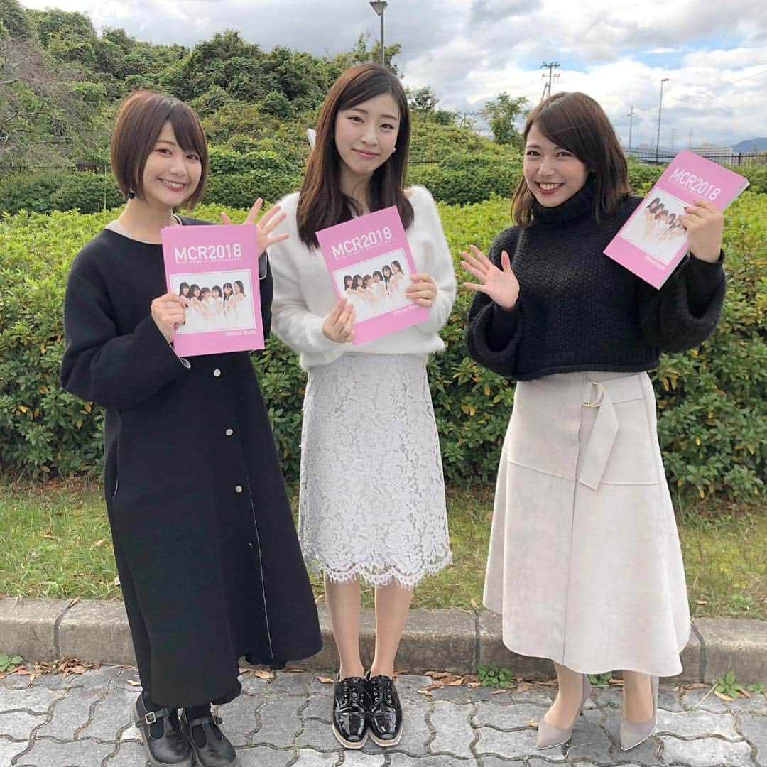 黒田詩織のインスタグラム：「・ 眼福〜👀🌟 フリペもらいに行った🙋🏻‍♀️💞 たくさんの人が並ぶ中こっそりわたしもゲット😍 12月2日にミスキャンパス立命館のイベントがあるので一緒に応援に行きましょう〜っっ🏃🏻‍♀️💨💕 ・ #ミスキャンパス立命館#ミスコン#ミスキャンパス#立命館#びわこ草津キャンパス#ポートレート」