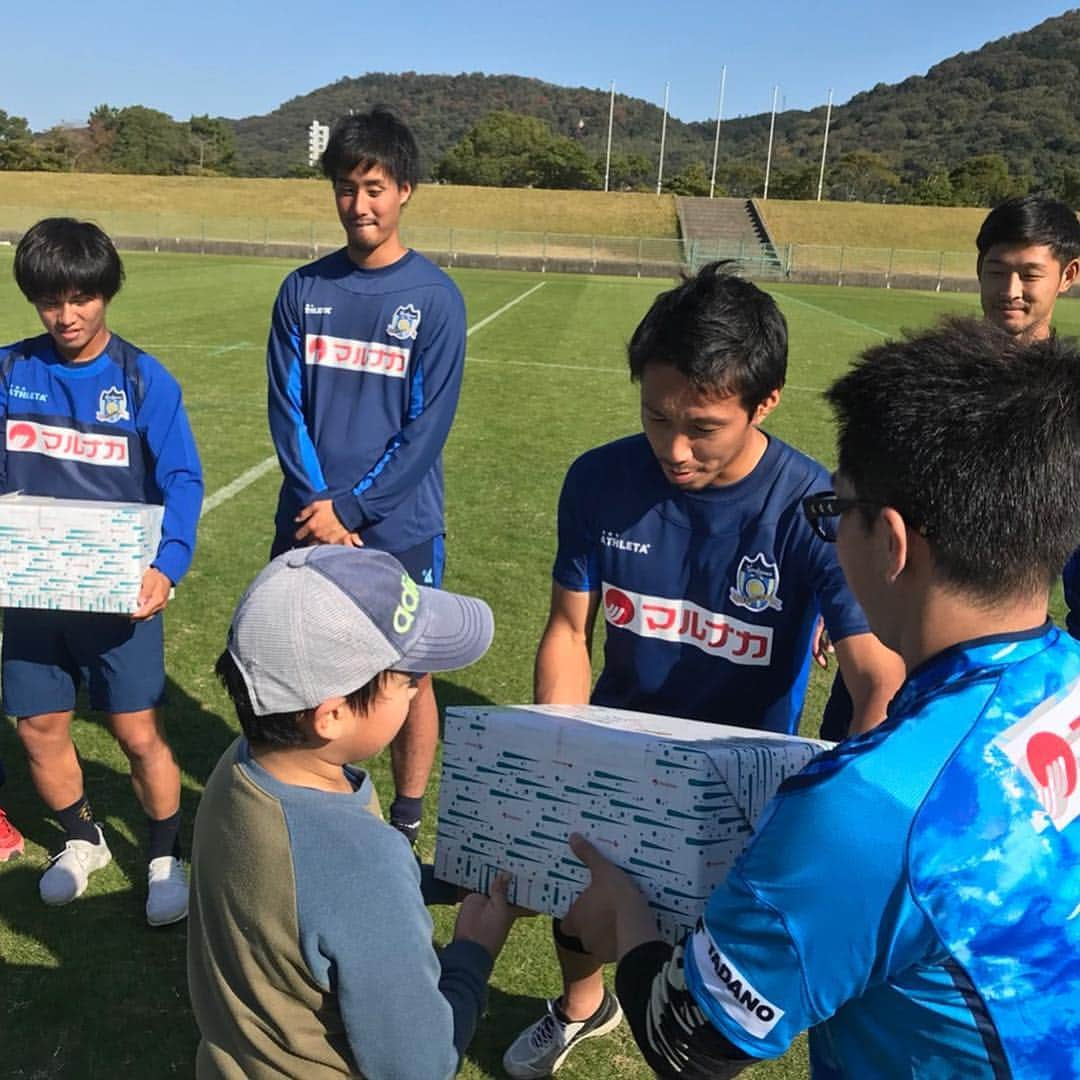 カマタマーレ讃岐さんのインスタグラム写真 - (カマタマーレ讃岐Instagram)「2018.11.10 ふれあいサッカー教室 「児童発達支援・放課後等デイサービスひまわりっこ」の児童を招待し、サッカー教室を実施しました！ #中島大貴 #荒堀謙次 #ソンヨンミン #福家勇輝 #武田有祐 #西弘則 #濱口草太 #kamatamare」11月14日 16時49分 - kamatama_kouhou