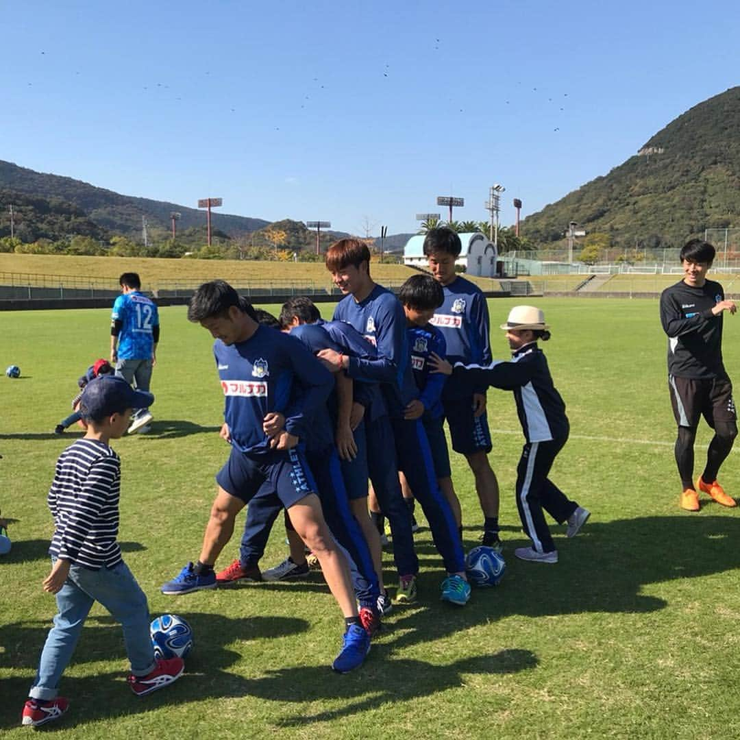 カマタマーレ讃岐さんのインスタグラム写真 - (カマタマーレ讃岐Instagram)「2018.11.10 ふれあいサッカー教室 「児童発達支援・放課後等デイサービスひまわりっこ」の児童を招待し、サッカー教室を実施しました！ #中島大貴 #荒堀謙次 #ソンヨンミン #福家勇輝 #武田有祐 #西弘則 #濱口草太 #kamatamare」11月14日 16時49分 - kamatama_kouhou