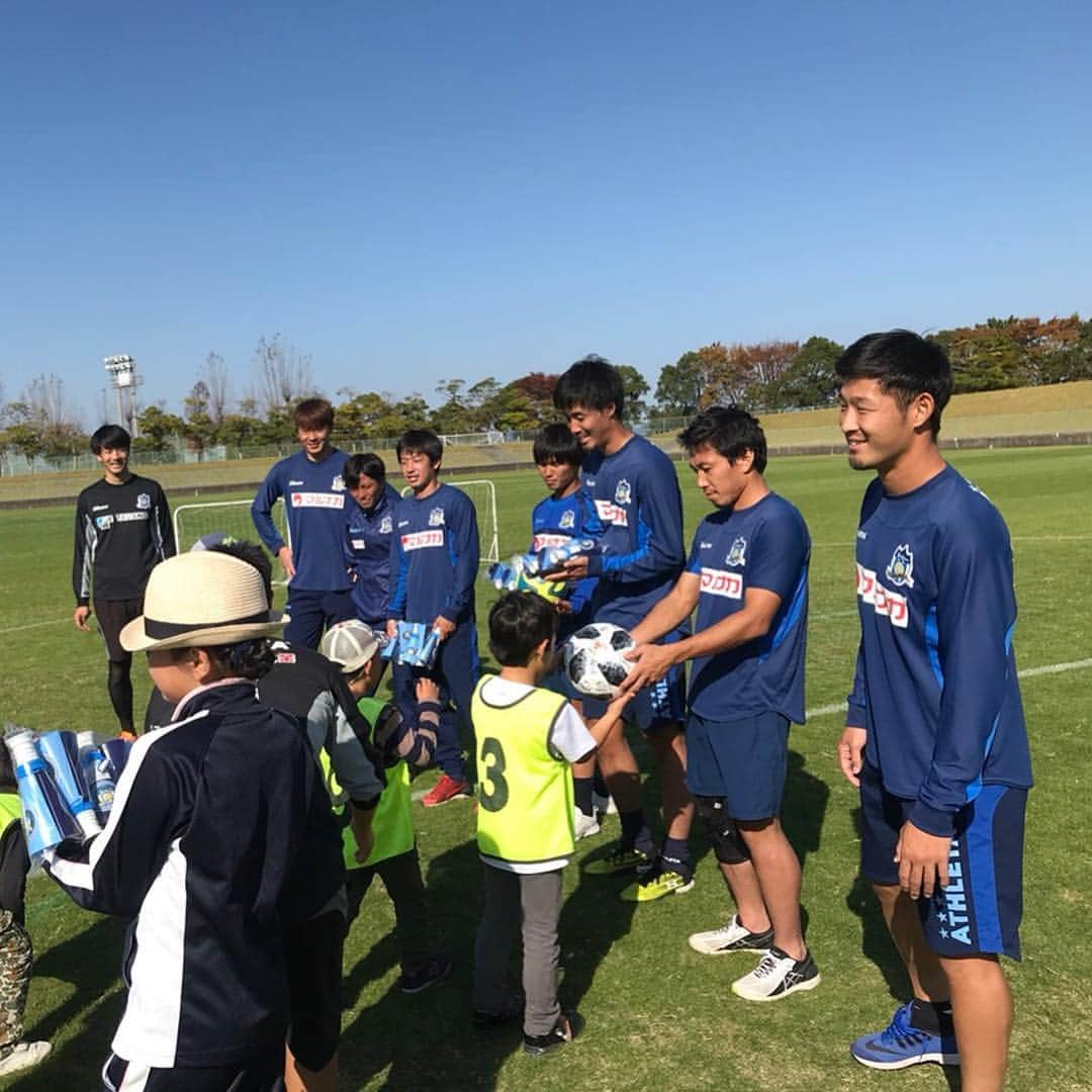 カマタマーレ讃岐さんのインスタグラム写真 - (カマタマーレ讃岐Instagram)「2018.11.10 ふれあいサッカー教室 「児童発達支援・放課後等デイサービスひまわりっこ」の児童を招待し、サッカー教室を実施しました！ #中島大貴 #荒堀謙次 #ソンヨンミン #福家勇輝 #武田有祐 #西弘則 #濱口草太 #kamatamare」11月14日 16時49分 - kamatama_kouhou