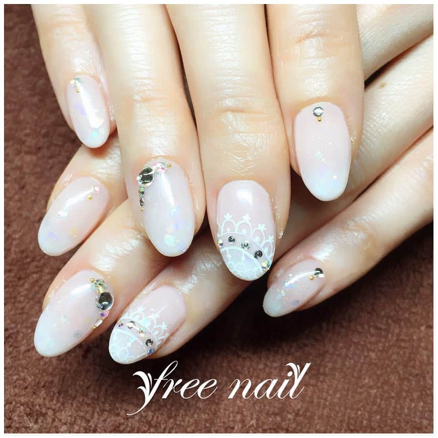 free nail フリーネイルのインスタグラム：「. お客様ネイル💅🏻🌙✨ . クロシェネイル💅🏻💗✨ . 大人気のクロシェデザインがとても可愛いガーリーネイル😊🎀 . キラキラのホロラメも綺麗です☺️🍬✨ . ご来店ありがとうございました🙇‍♀️🙇‍♀️🙇‍♀️ . #ネイル #フリーネイル #ネイルアート #ネイルサロン #大阪ネイルサロン #お客様ネイル #ネイルデザイン #ネイルチェンジ #ジェルネイル #クロシェネイル #レースネイル #ホログラムネイル #ストーンネイル #ピンクネイル #ホワイトネイル #女子ネイル #ガーリーネイル #デザインネイル #モテネイル #季節 #秋ネイル #秋 #美甲 #nailsart #nailsalon #nailsdid #newnails #newnail #freenail」