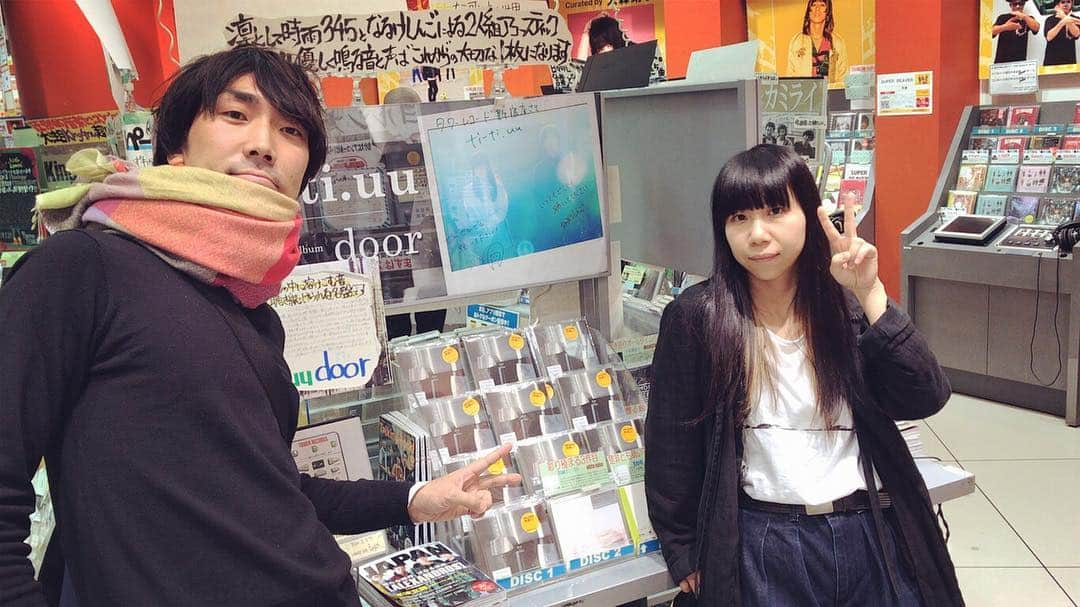 のインスタグラム：「本日、ti-ti.uu、new album「door」発売日です！レコード店に挨拶に行きました◎写真はタワーレコード新宿店にて。コメント書かせてもらいました。ありがとうございます！  ゆったりとした作品になりました。 たくさんの人に届きますよう。 よろしくお願いします🌲  #titiuu #door #ティーティウー #タワーレコード #タワーレコード新宿店」