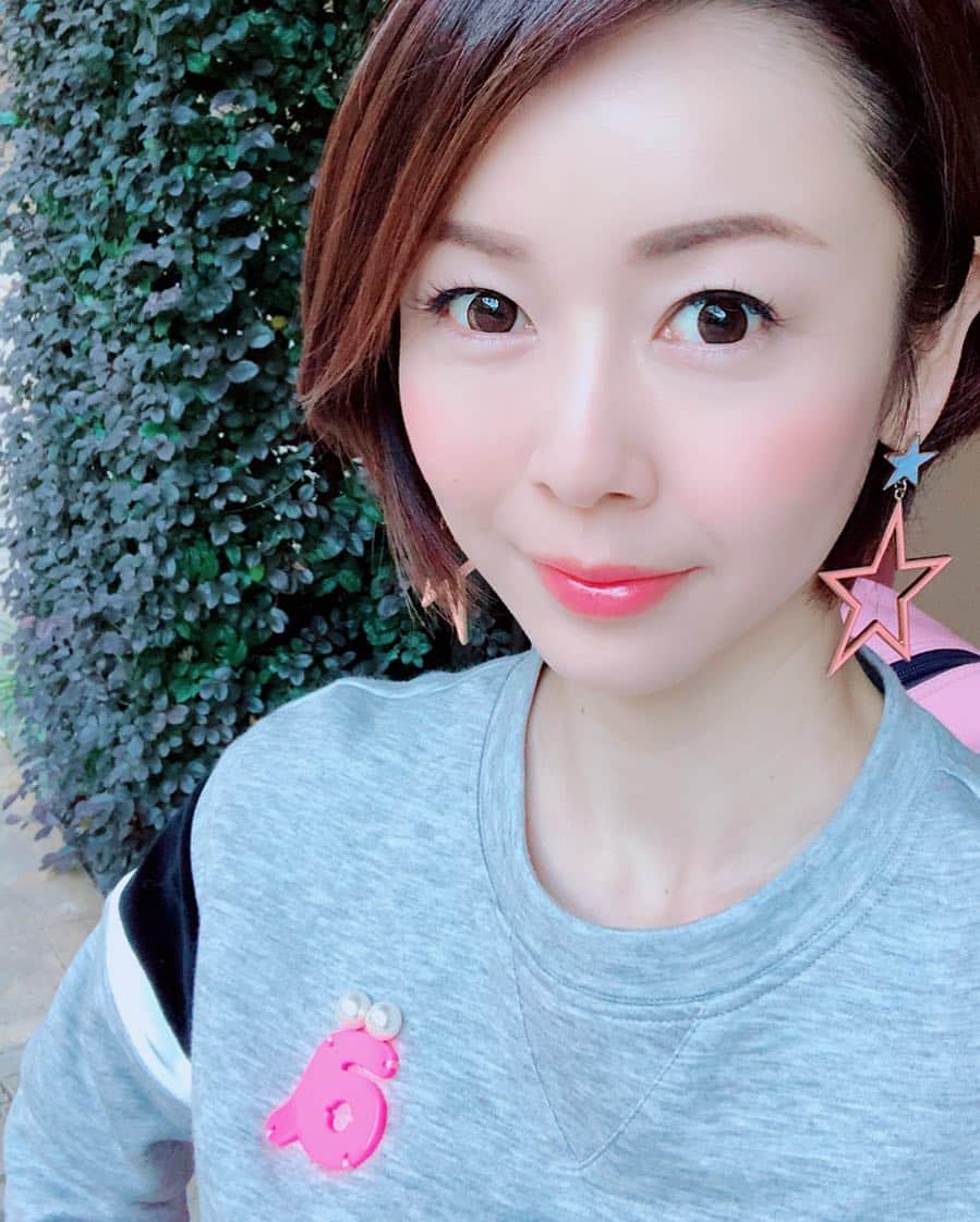 のインスタグラム：「ゴルフ行ってきます⛳️🏌️‍♀️ 今朝は寒かったですねー💦  #ゴルフ女子 #ゴルフコーデ #アルチビオ #golfwear #golfgirl #golfgirls #今朝は寒かった #archivio」