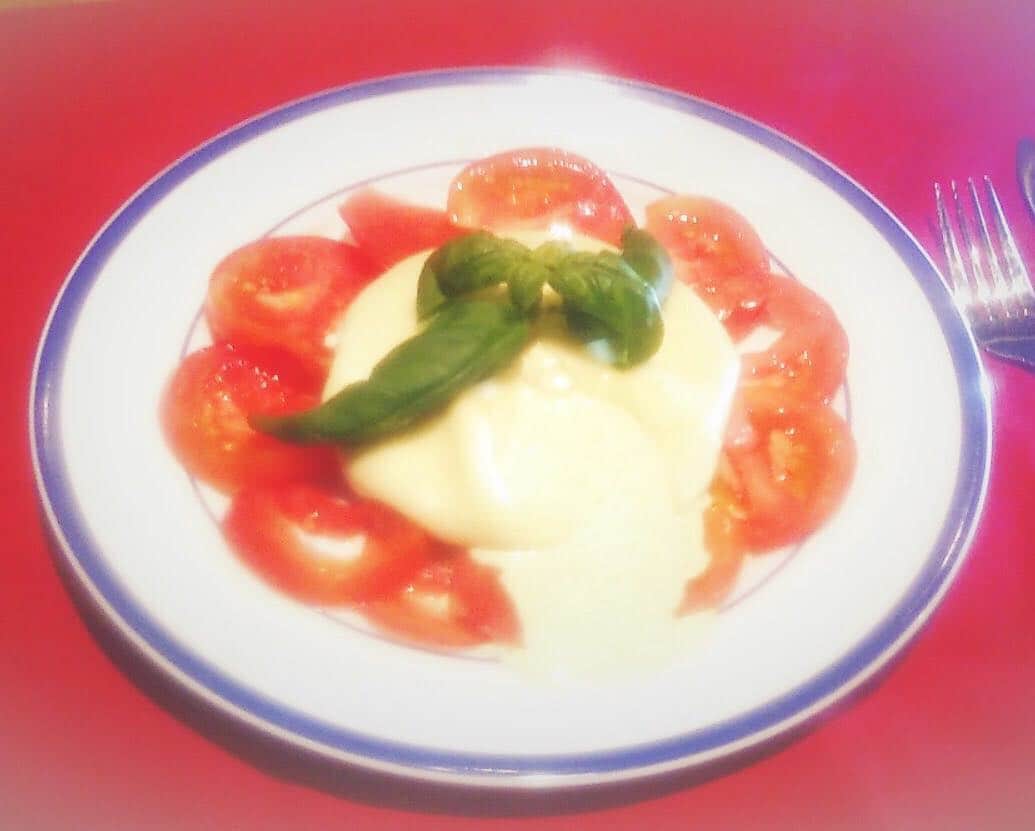 calamarodaimonのインスタグラム：「【数量限定オススメメニュー】🍅ブッラータチーズ・カプレーゼ🧀1580円 イタリア南部・ブーリア州発祥の幻のチーズ❗️モッツァレラにナイフを入れると・・・。中からストラッチャテッラと呼ばれるモッツァレラと生クリームを合わせたトロットロのクリームが😍 #バーレイウィート#バル#クラフトビール#ワイン#お酒好き#バーボン#ハイボール#海外ワイン#ウイスキー#飲み会#浜松町#大門#女子会#肉好き#肉バル#スペアリブ#bar#飲み放題#東京タワー#barleywheat#ブッラータチーズ#カプレーゼ」