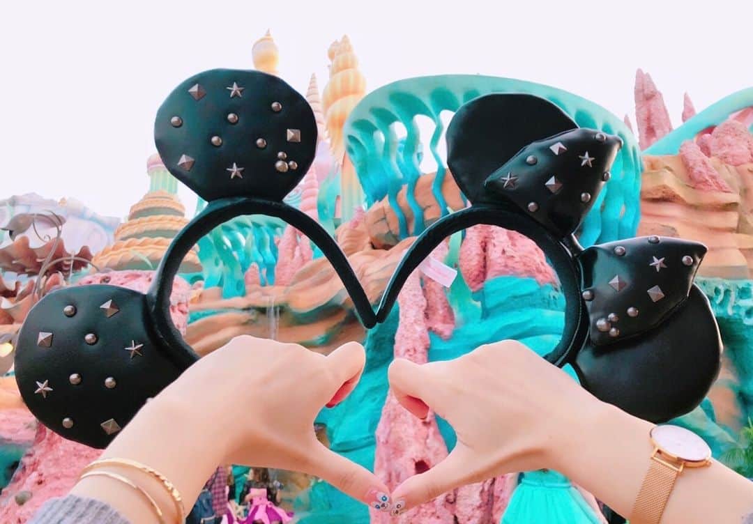s.hiyeeeeのインスタグラム：「🏰👻 ・ ・ ディズニーシー🧡 ・ ・ リトルマーメイド🧜‍♀️ ・ ・ 隠れ🐻 ダッフィー シェリーメイ ・ ・ ・ ・ 旅行picお付き合いありがとうございました😊 時期外れのハロウィン感出して、 すんません👻笑 ・ ・ ・ ・ #東京ディズニーランド  #東京ディズニーシー #ディズニーリゾート #ハロウィン #ディズニーハロウィン #disney #ディズニー #リトルマーメイド #ミッキー #ミニー #ディズニーカチューシャ #家族旅行 #ネイル #ディズニーネイル #ダッフィー #シェリーメイ」