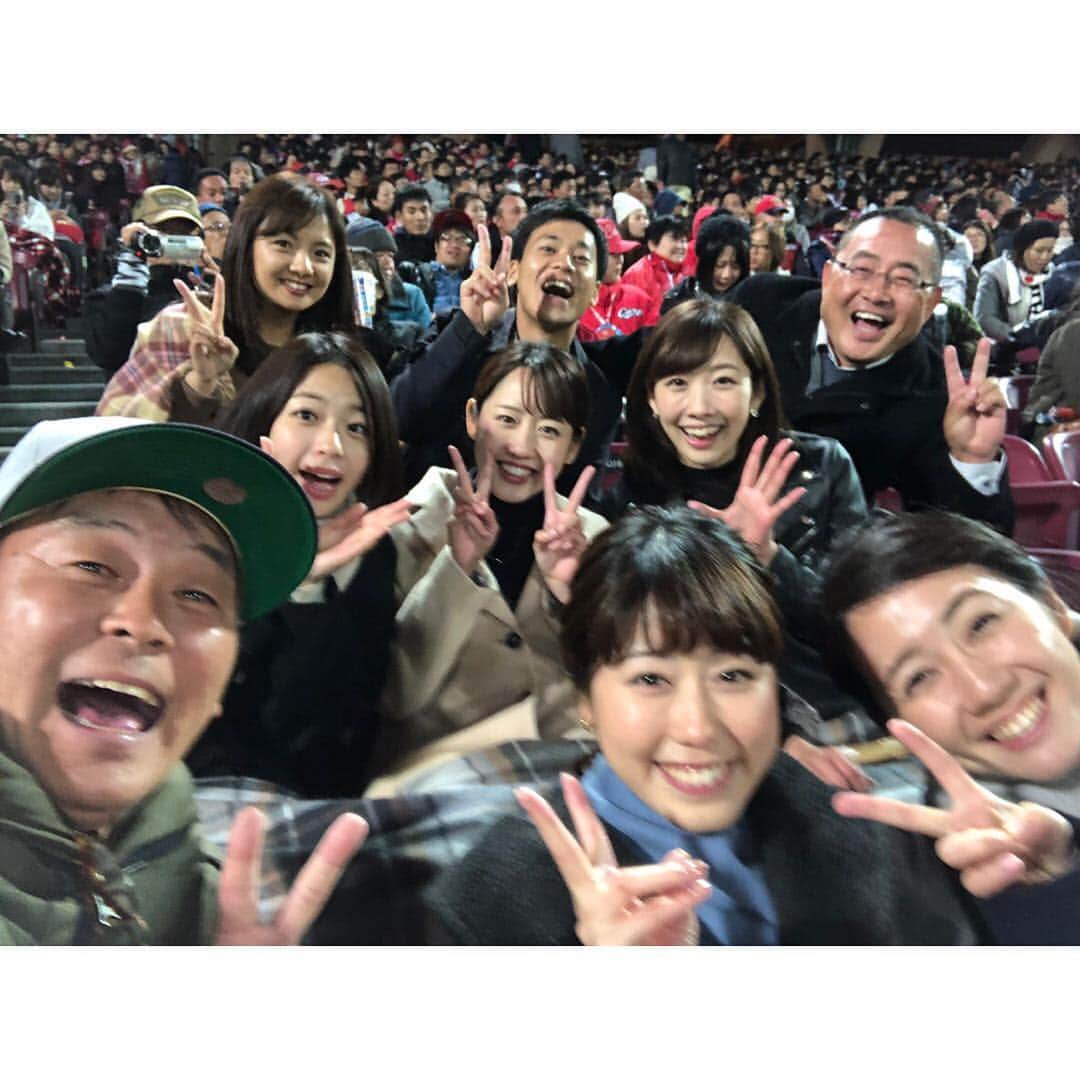 河村綾奈のインスタグラム：「広島ホームテレビ&RCCチームで 日米野球⚾️ 球場に英語が流れていることも新鮮で、 なんだかマツダスタジアムじゃないみたいで、 色んな球団の選手たちの応援歌も歌えて、 試合も勝って、 最後に全力でヤスアキジャンプができて、 すてきな想い出がたくさん✨ もっと野球が好きになりました。  #侍ジャパン #日米野球 #マツダスタジアム  しかしこの時期はホットコーヒーが沁みた☕️」