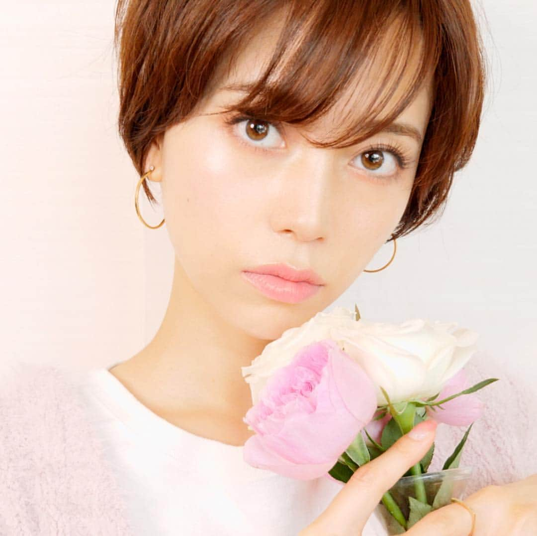 佐藤優里亜さんのインスタグラム写真 - (佐藤優里亜Instagram)「ショートヘアの巻き髪 ・ YouTubeにアップしました💖 ・ ふんわり毛先と表面を巻くだけで印象だいぶ変わります💫 ・ ダイアンボヌール限定商品のローズドメイの香りがずっと続いていて、バスタイムからヘアセットまで心地いい香り🌹 ・ 自分へのご褒美や大切な人へのギフトにもオススメ💖 ・ ショートヘアの巻き髪は難しいようで、意外に簡単ですぐ出来ます👍🏻❄️ ・ @hodaka 穂高にポイントを教えてもらってやってみました☺️✨ ・ #ショートヘア #ショートカット #ショート #ヘアアレンジ #巻き髪 #ショートヘアアレンジ #ショート#shorthair #pr #ダイアンボヌール #ローズドメイ #ローズ #rose」11月14日 20時00分 - yuriang_