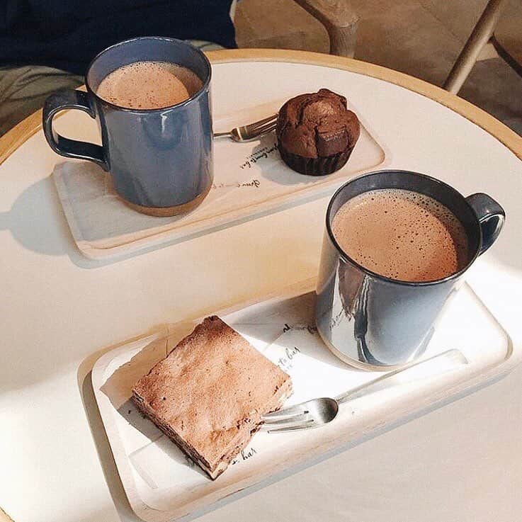のインスタグラム：「. こんにちは◎ . 本日は、カカオ豆からチョコレートになるまでの 全行程を一貫して行うbean to barの チョコレート専門店「green bean to bar chocolate」 をご紹介!! . 投稿画像はチョコマフィン、 ブラウニー、チョコレートドリンク🍫🥤 チョコ好きにはたまらないセットです🤪 . 場所は中目黒駅から徒歩10分程度にあり、 お洒落な外観でフォトジェニックです📸 . チョコレートができるまでの全行程の様子も 見ることができます!! . ぜひチェックしてみてください✨ . Today’s photo by @m______0303 . -------------------------------- . green bean to bar chocolate (グリーンビーントゥチョコレート) . 住所：東京都目黒区青葉台2丁目16-11 営業時間:11:00~21:00 定休日：水曜 最寄駅：中目黒駅 . -------------------------------- . @liddell_deliでは、 トレンドのお店をテーマごとにご紹介します。 . あなたが気になるテーマをコメントで教えてください🍴 . @liddell_deliをタグ付け or #lideli をつけてポストしてください◎」