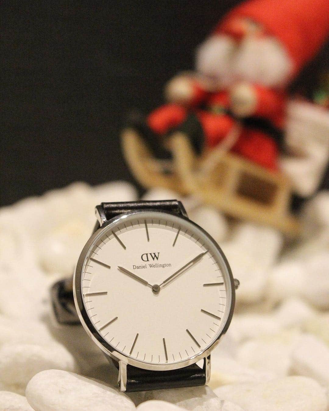 snooze500のインスタグラム：「今回、一足早いサンタさんに頂いた@danielwellington ✨ブラックなレザーとナイロンのベルトのセットで、 一年を通して、ビジネスでも活躍しそうです♪ ありがとうございます😊 ************************ ダニエルウェリントン クリスマス🎅キャンペーン中だそうです^ ^ ‥ ▪️商品を2点選んで10％OFF （クーポン併用可能） ▪️ギフトラッピング・送料無料 ‥ 🔸15％OFFクーポンコード→snooze （有効期限:12/31までです） ‥ https://www.danielwellington.com/jp ‥ #ダニエルウェリントン #DWforeveryone #北欧 #腕時計 #ノルディカニッセ」