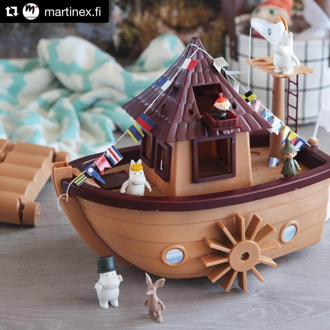 ムーミンさんのインスタグラム写真 - (ムーミンInstagram)「All aboard! The Oshun Oxtra by @martinex.fi celebrates its 25th anniversary🚢🎉 #moominofficial #moomincom  #Repost @martinex.fi with @get_repost ・・・ Hiiohoi! Suosittu Muumilaiva Merenhuiske täyttää jo 25 vuotta ja Muumilaakson väki on päättänyt lähteä juhlaristeilylle! Laivan erikoisversion löydät verkkokaupastamme 🚢 All aboard! The Oshun Oxtra Boat celebrates its 25th anniversary ✨ - #25vuotta #muumilaiva #muumilelut #juhlavuosi #moominbymartinex #martinex #martinexshop #designedinfinland #muumi #moominofficial」11月14日 20時13分 - moominofficial