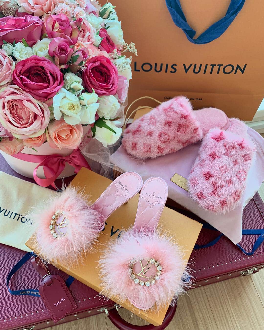 愛沢えみりさんのインスタグラム写真 - (愛沢えみりInstagram)「. pink🎀ルームシューズ🎀 両方ふわふわで可愛い💓 . 明日から Emiria wizアウターフェアだよ💓 今季のアイテムもこの期間は20パーセントオフだよ🙈💕チェックしてみてね💕 @emiriawiz_official . #louisvuitton#pink#roomshoes#happy#shopping #ルイヴィトン#ルームシューズ#ピンク」11月14日 20時23分 - emiri_aizawa
