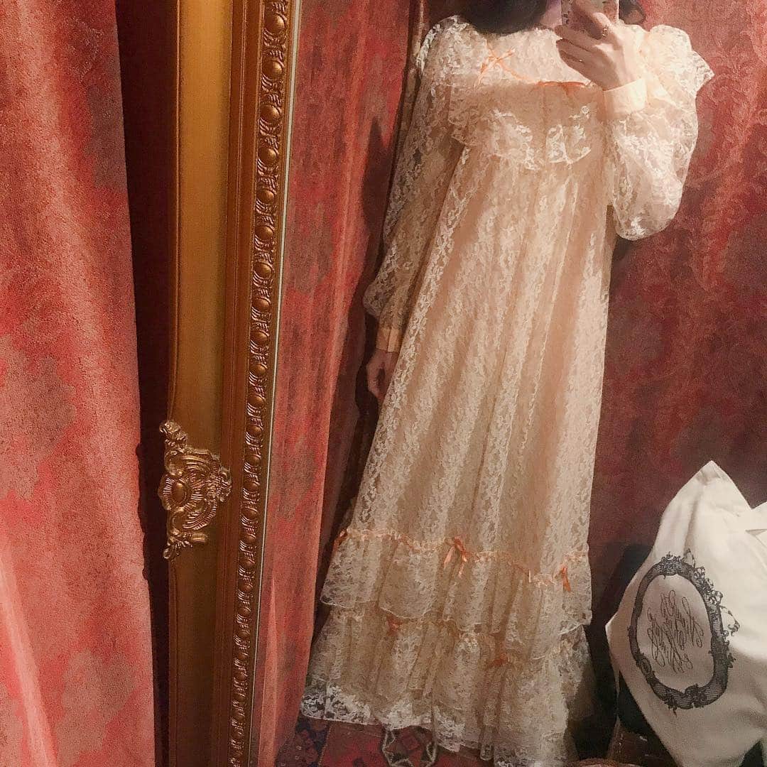 酒元麻衣（まいへー）のインスタグラム：「今日、下北沢の古着屋さんで出会ったdress🎀 写真に写り込んでいますが トートバッグがやっと完成しました~ ~！！！😢週末に @vieuxrosevintageofficial のweb storeで販売開始する予定です❤︎シンプルだけど可愛く仕上がって良かった❤︎ #下北沢#vintage#vintageshop#古着屋」