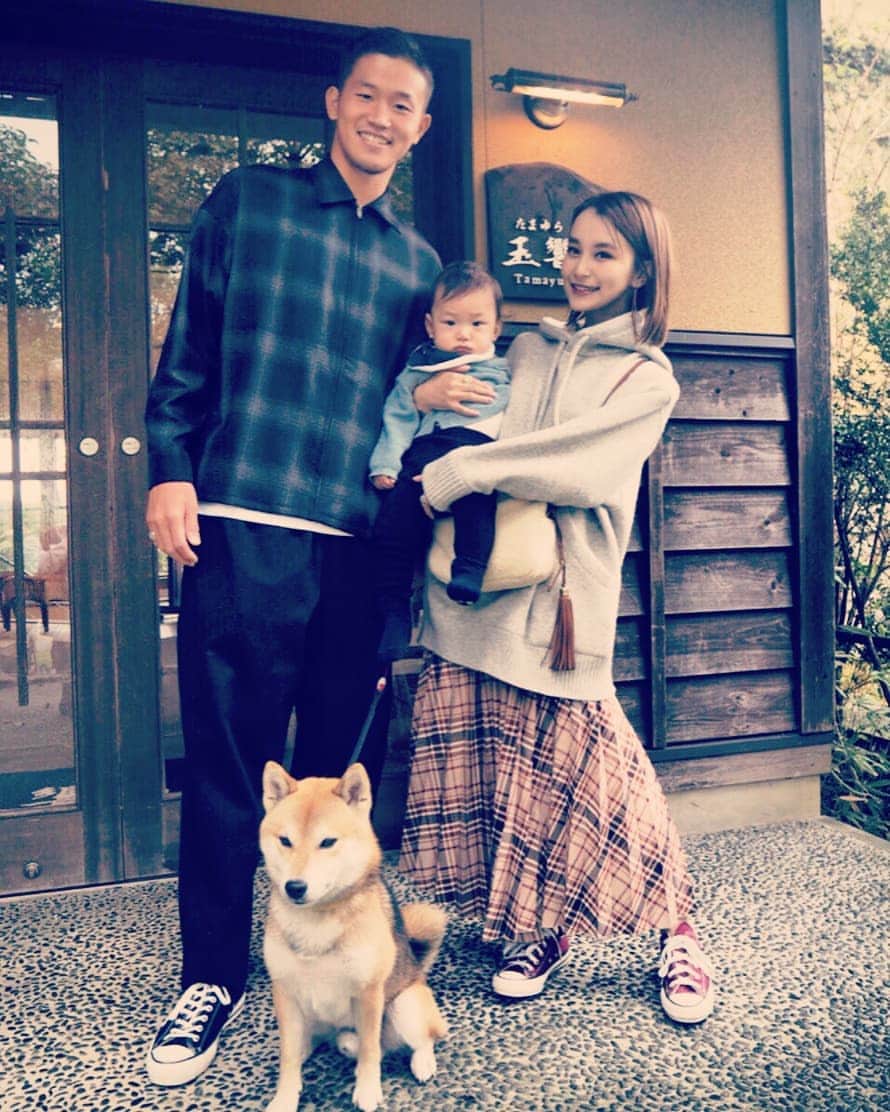 奈良竜樹のインスタグラム：「家族旅行。 犬に優しい宿で。 よかった。 #おかゆ」