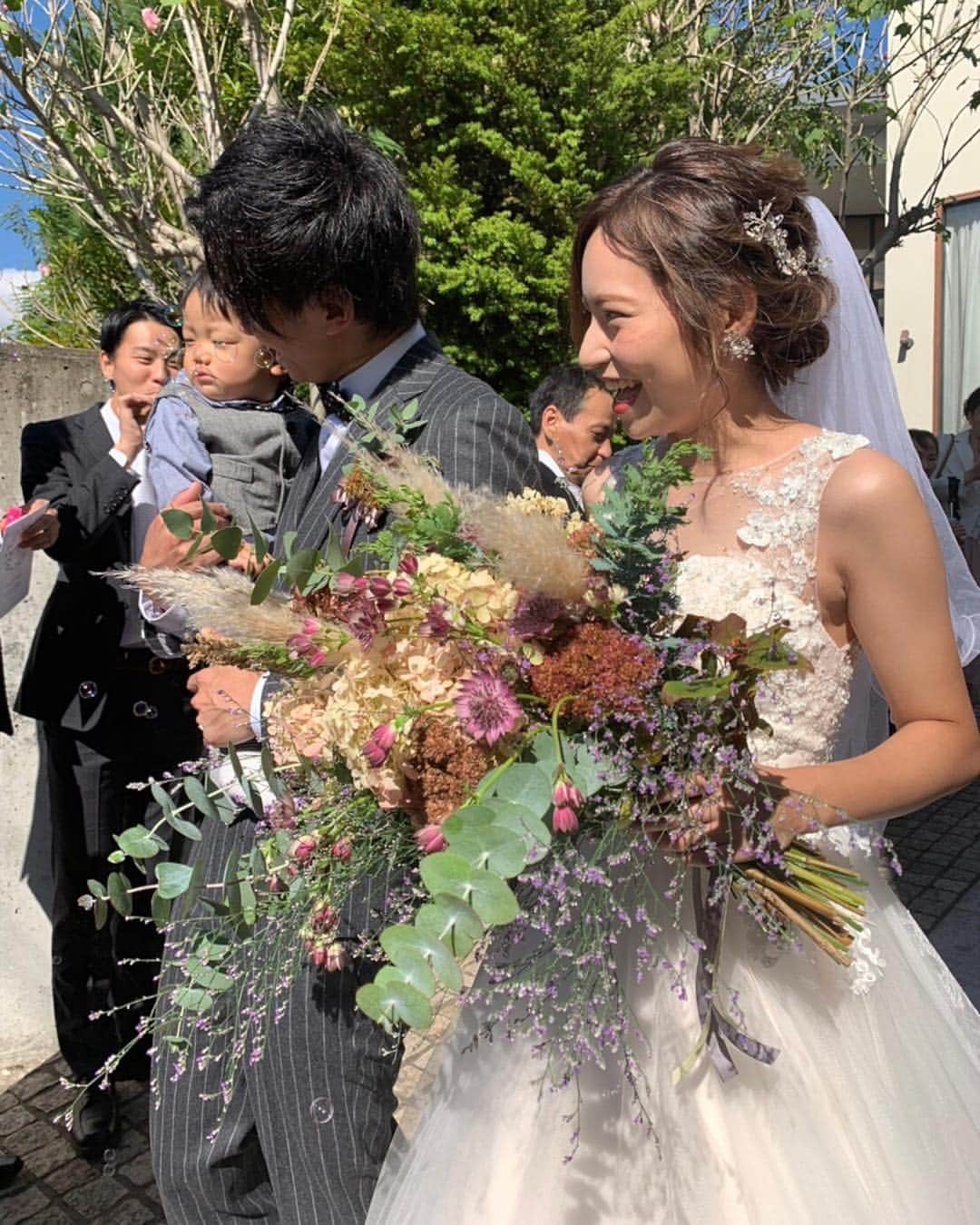 橋田昌実のインスタグラム：「装花はドライフラワーも入れて秋らしくしてもらいました💐﻿ ﻿ ﻿ ﻿ ブーケは予算内だとあまりボリューム出せないかもしれないって言われてたけど思ってた以上に存在感あってとても満足🥰﻿ ﻿ ﻿ ﻿ ドライフラワーにして部屋に飾ってずっと残したい❤︎﻿ ﻿ ﻿」