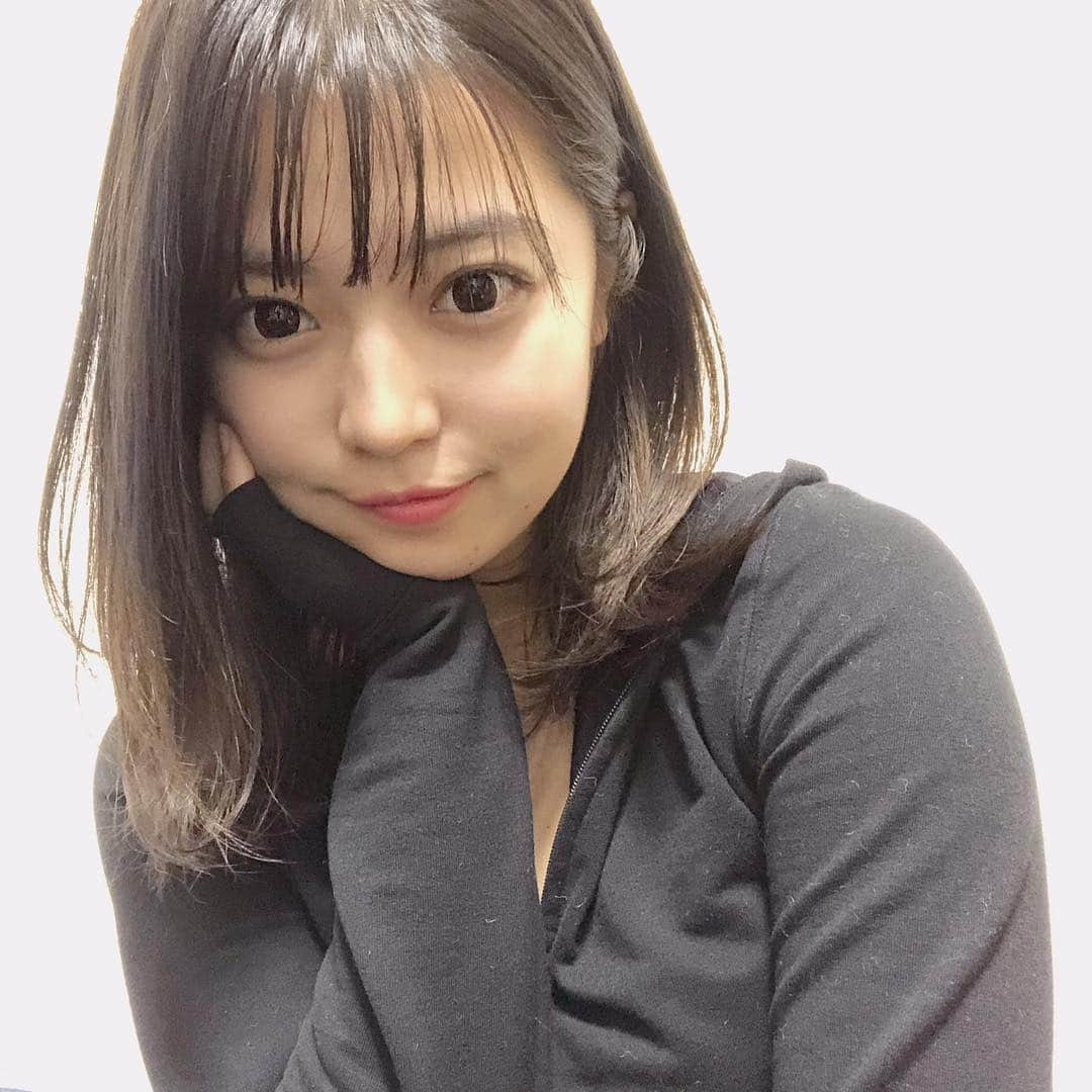 楠田瑠美のインスタグラム：「前髪切って、髪の毛染めました💕 . いかがでしょう！ 松本さんいつもありがとう @matsumo2727 ✨ やっぱりこの前髪がいいなーと思ってやってみました☺︎ . 投票残り2日です！！！ 今日と明日の18時までです💫 明日は最後の投票お忘れなく😣❤️ . #flear#まつもスタイル#ミス西南#西南学院大学#ミスコン#楠田瑠美#ミスキャン#西南大#前髪#黒髪#カラコン」