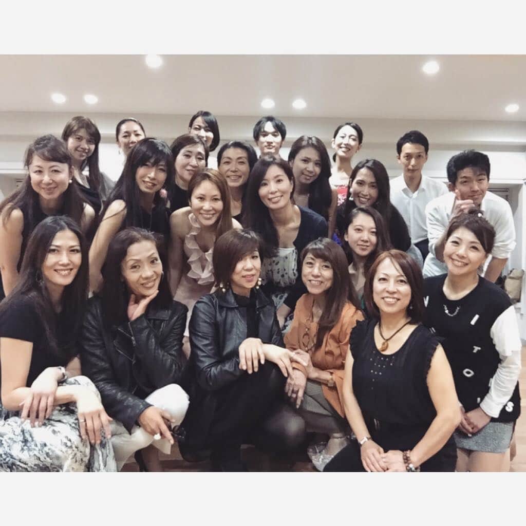 浅井香葉子さんのインスタグラム写真 - (浅井香葉子Instagram)「「JAPAN WOMEN'S COLLECTION 2018」 全てのモデルレッスンを終えました✨ . ファイナリスト達の 今までで1番輝いたウォーキングを見ることができました✨ まだ本番前でもあるけど、じーんとして ホントに 皆さん自分と向き合い頑張ってきたのを感じています👠 . 今日はリハーサル そして明日は本番✨ ステージでのパフォーマンスを 見守っていますね😊👠 . 「JAPAN WOMEN'S COLLECTION 2018」 11月15日 16時開演 ヤマノホール https://www.womens-collection.org . #浅井香葉子 #LifeShiftBeauty #lifeshiftwalking #ライフシフトウォーキング #ライフシフトビューティー #runwaylovers #ウォーキング講師 #ウォーキングレッスン #ハイヒールウォーキング #japanwomenscollection #コンテスト#runway #lifeisrunway #jwc ーーーーーーーー★ーーーーーー 👠 在り方・歩き方・美しい動きの魅せ方であなたの存在そのものを輝きに✨﻿ 「Life Shift Walking」 公式LINE@﻿ レッスン優先ご案内・特別情報など配信。プロフィール欄からご登録下さい♡」11月14日 21時33分 - asaikayoko