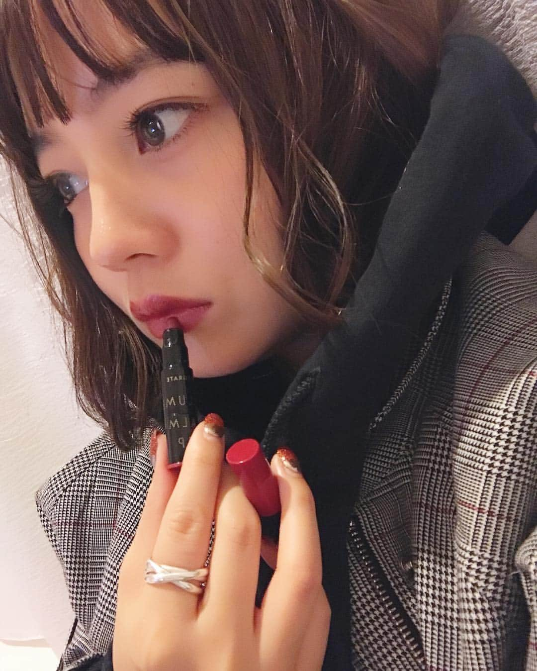 NANAMIさんのインスタグラム写真 - (NANAMIInstagram)「インテグレートの新発売のつながるプチクレヨンリップ💄 なにこれ！めちゃ便利！ 好きな色2色も組み合わせて 持ち歩いても手のひらサイズ❤️ ティント効果で落ちづらいし持ち運び楽でめちゃいいよ〜♡ しかも1セット500円っっっ！！！ローソン限定で販売してるみたいだよ♡ #integrate #インテグレート #ローソン限定 #ポーチインコスメ #500円 #つながるプチクレヨンリップ #PR #nanaおすすめ化粧品」11月14日 22時02分 - nanami023