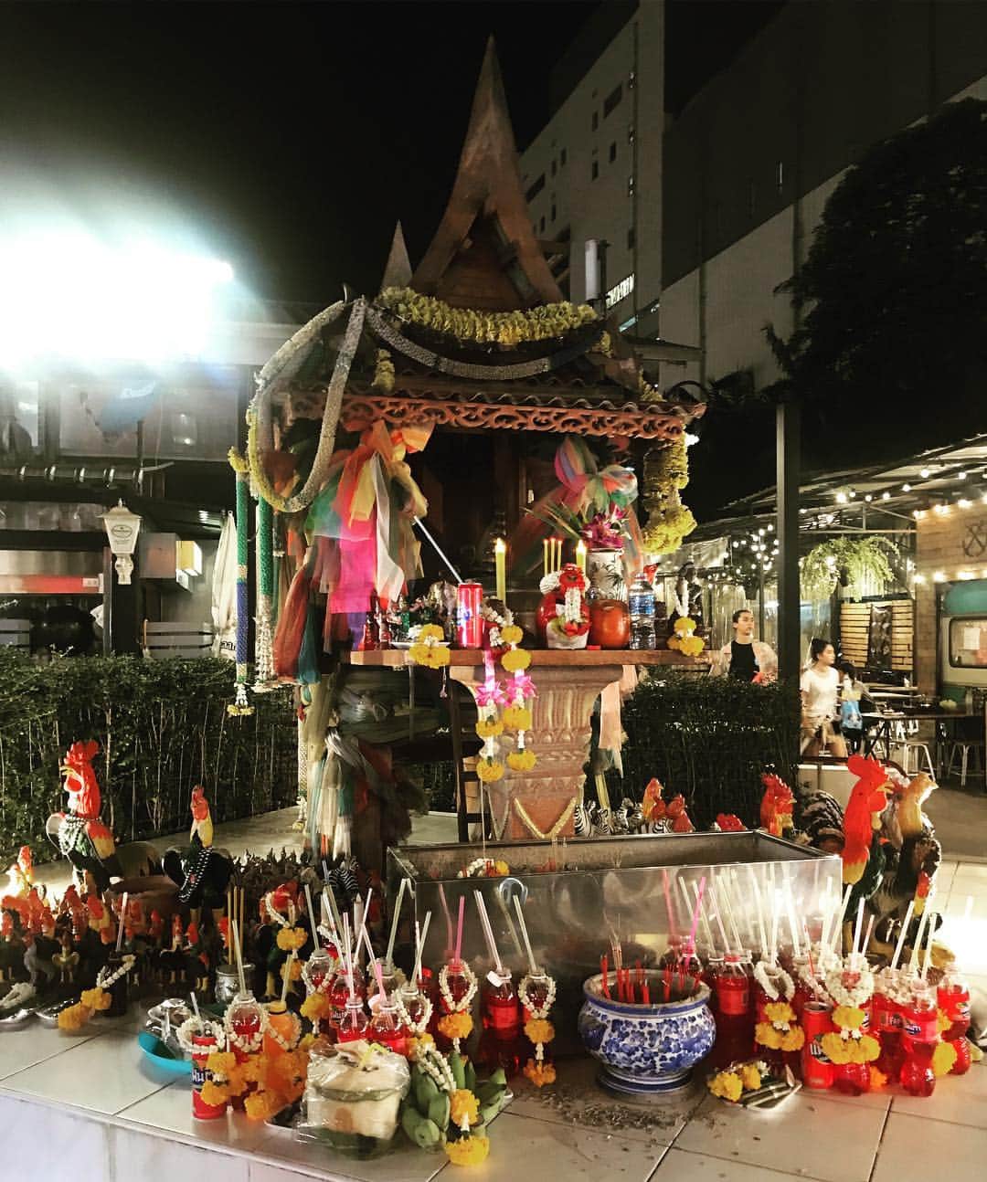 知念美加子さんのインスタグラム写真 - (知念美加子Instagram)「🙏💗🙏 ・ ・ ・ ・ タイ歩いてると、たくさんの祠に出会う！どれも煌びやかで、盛大に祀られてて、ステキだなと思った 🤴🏻👸🏻 ・ ・ ・ #タイ旅行  #タイ #🇹🇭 #仏教 #🙏」11月14日 22時48分 - chinenmikako