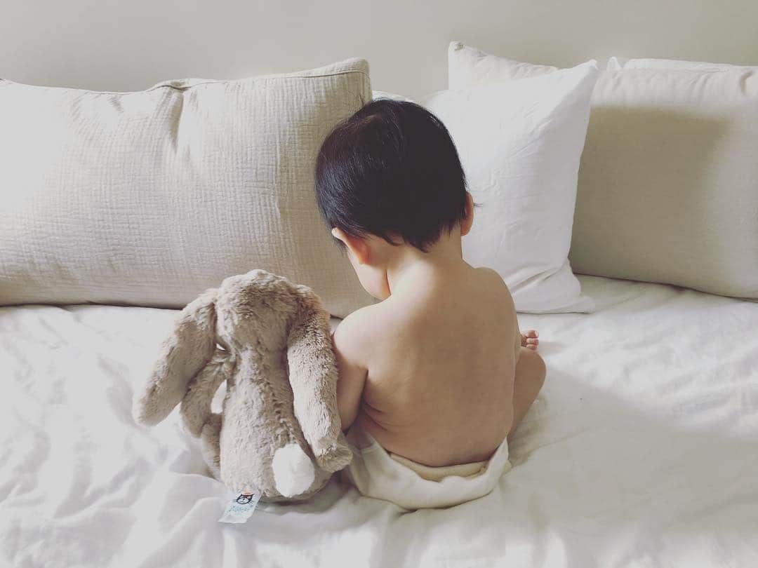 前川香緒里のインスタグラム：「大きくなったね👶🏻*･ . 今日も明日も明後日も ママは全力であなたを愛するよ❤️ . #11months #iloveyou」