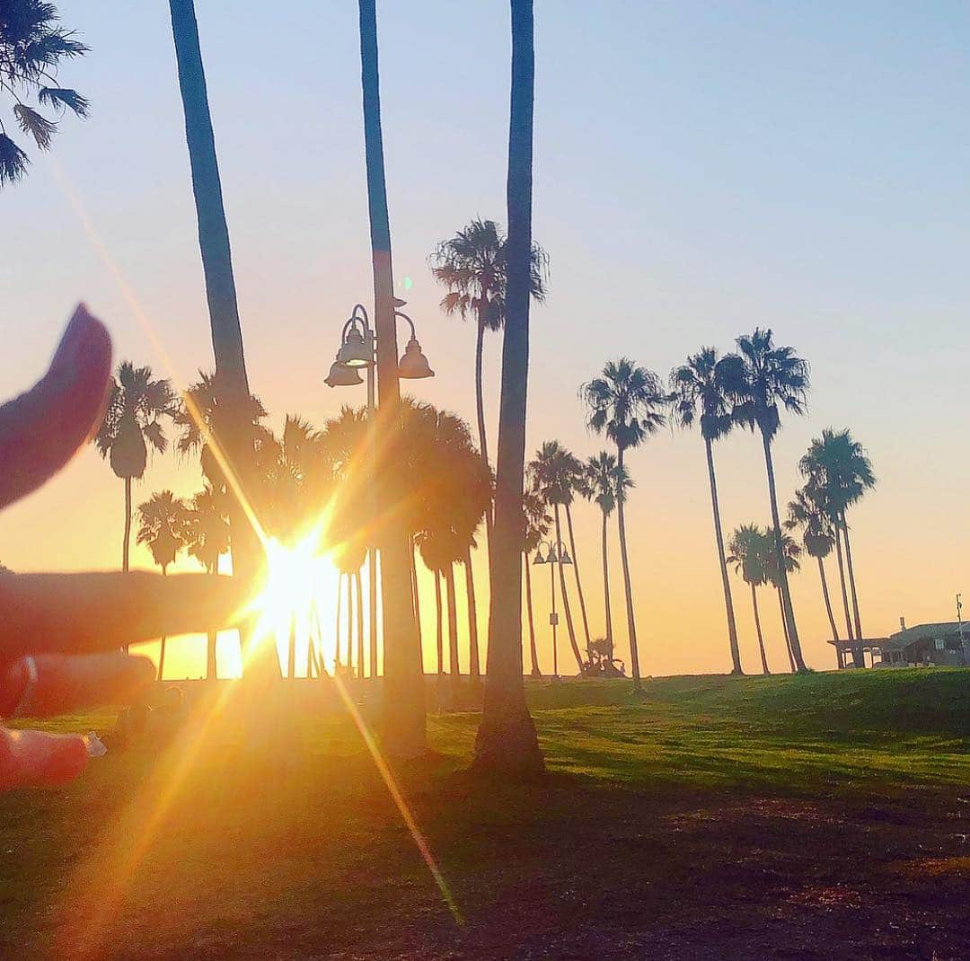 内山理名さんのインスタグラム写真 - (内山理名Instagram)「Pretty sunset ...🎭✨ ・ 瞑想する時 よく 太陽を思い浮かべるの。 なんだか 温かく 幸せな気持ちになるよ。 ・ It makes my heart warm.. ・ #sunsetbeach #meditation #goodnight」11月14日 22時44分 - rinauchiyama_official