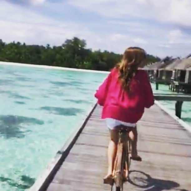 のインスタグラム：「久しぶりの自転車に まっすぐこげてない〜🚴‍♀️🐳笑 . どーしても撮りたかった Movie🥰💗💗💗 . もっとヒラヒラの衣装で 優雅にやりたかったけど もう面倒で諦めた🙂しゅーる🌈☁️🌈 . . #maldivesresorts #gililankanfushi #綺麗な景色 #優雅な女 #なれなかった #自己満グラム #リゾートコーデ #happytrip #素敵な思い出 #めんどくさがりの極み #とりあえず#楽しかった✌️ #👸💖」