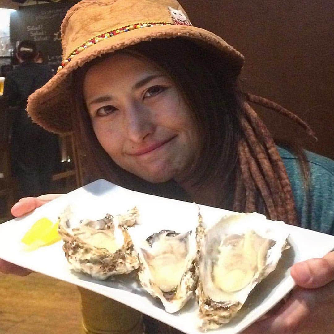 アンジェラ佐藤さんのインスタグラム写真 - (アンジェラ佐藤Instagram)「大食い友達3人で円山オジャにオジャましましたฅ(ΦωΦ)ฅ  イタリアン､スペイン料理の食べ放題コースがあるのだよ🍝🥘🍖 #アンジェラ佐藤 #円山オジャ #イタリアン #スペイン料理 #円山公園駅 #オシャレな居酒屋 #料理のクオリティが半端なく高い #ヒンナヒンナ  #はまぐりのアヒージョとイチジクバターにどハマり #ネットで予約すると今だけ食べ飲み放題が3241円 #普通に5000円以上でも全然おかしくない  #しかも店員さんの対応がとても丁寧ですんばらしい」11月15日 0時07分 - angela_satou