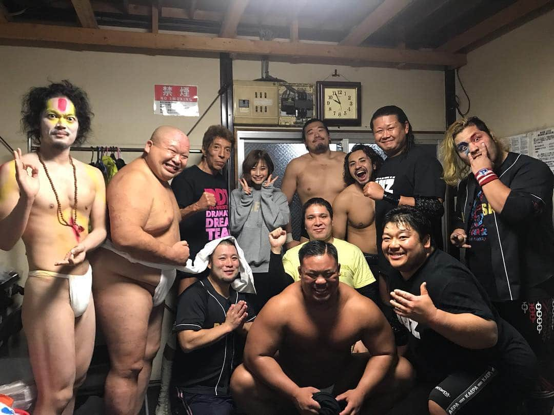 橘花凛さんのインスタグラム写真 - (橘花凛Instagram)「DDTさんのプロレス初ラウンドガールとして参加させていただきました！！ 迫力満点でとにかく面白かった🤣💕みなさま、ありがとうございました✨ お客様の皆様も暖かくて盛り上げてくださって嬉しかったです♩ またお仕事できるようにがんばるぞぉー！！ #ddt #ラウンドガール #プロレス」11月14日 23時51分 - rintakahashi0809