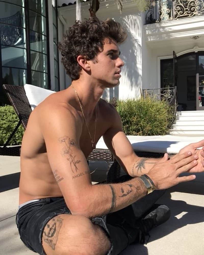 ジェイ・アルヴァリーズのインスタグラム：「Tattoos on my skin? They have always been under my skin as feelings and emotions it's only now that I show them on my skin for the rest of you to feel as well.  more tattoos or na? #shotonapotato」