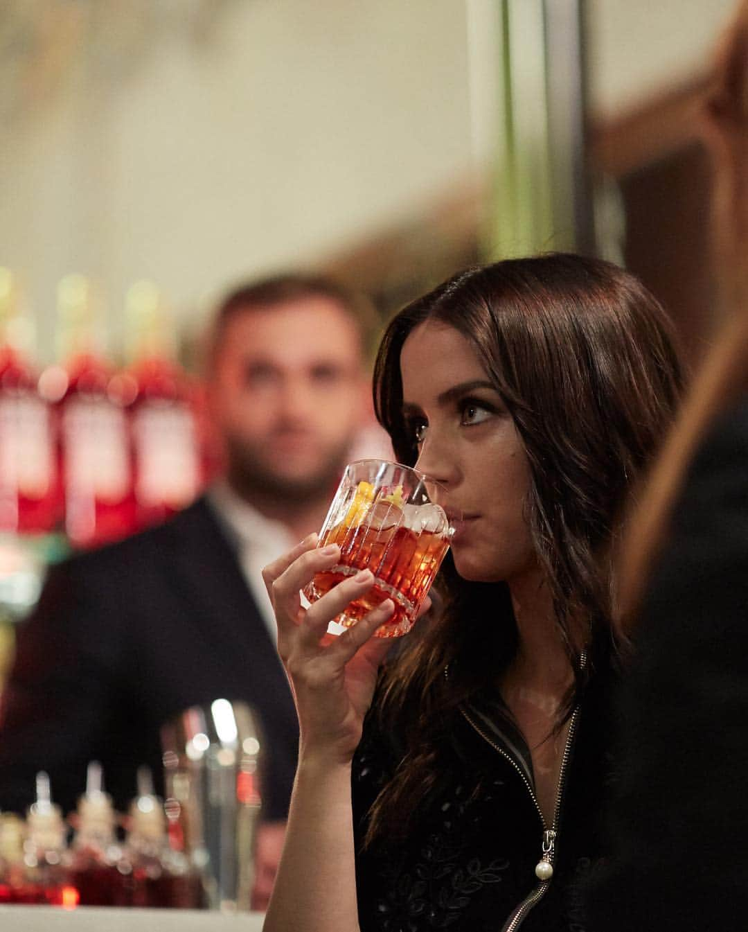 アナ・デ・アルマスさんのインスタグラム写真 - (アナ・デ・アルマスInstagram)「Savoring an iconic Negroni after wrapping on @campariofficial ‘s latest Red Diaries short movie, Entering Red, in Milano. Directed by the amazing Matteo Garrone. Cheers! ❤️#Campari #RedDiaries #MatteoGarrone @lorenzorichelmy  #ad」11月15日 2時10分 - ana_d_armas