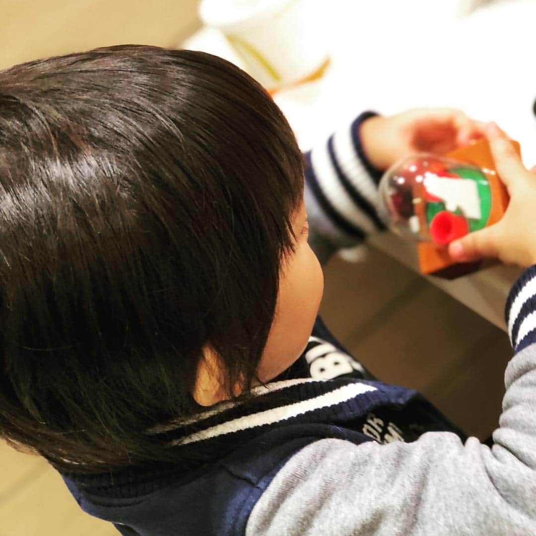 神尾佑さんのインスタグラム写真 - (神尾佑Instagram)「息子と2人で昼マック。ハッピーセットの罠に取り込まれている。」11月15日 13時11分 - yu_kamio