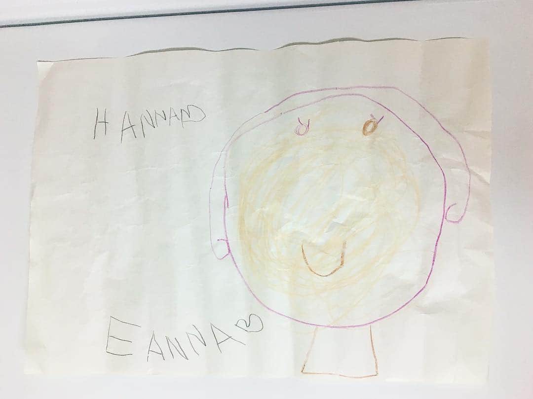 バイリンガル3兄妹のインスタグラム：「THE CUTEST THING EVER!!!!!!!!!! ・ エマが学校から帰ってくる前に、華がエマに描いていた絵/お手紙。 ・ 見た瞬間に色々愛おしくてたまらなくなったやつ😭 ・ なんでかと言うと 理由は２つあるんだけど ・ １つ目は文字。 ・ 最近文字を覚えるのが楽しくてしょうがないお華さんは、アルファベットのパズルだったり、カードだったりで ・ 「AはAppleのA」 「HはハナのH」とか言う具合に覚えてるんだけど ・ 自分の名前を 「H +A +N +N +A」と組み合わせて書けるようになったもんで ・ 「エマ」って書くにはどうするのかなって、多分自分で考えた結果 ・ 「EはエマのE」というところまでは知ってるので ・ 自分の名前であるHANNAの「H」の部分だけを「E」に変えて ・ 「EANNA」ってかいてる😭😭 ・ 賢いよー😭その答えにたどり着いた思考、褒めてやりたいよー😭←親バカすいません。 ・ ちなみに文字の最後にあるのは「♡」です👍 ・ そして２つ目は髪の毛のクルン。 ・ 昨日華とお絵描きしてて、可愛い髪型教えてって言われたから ・ カールしてるのはどうかな？って描き方教えてあげたの。 ・ こんなただの一本の縦線で下がクルンてなってるだけなのに ・ 「わー！すてきー！すっごく可愛いー！」ってめっちゃ褒めてくれて😂 ・ 何度も一緒に書き方練習したんだけど ・ どうしてもどこらへんまで真っ直ぐの縦線を伸ばしていいか、どこらへんからカールを始めていいか、わからないみたいで😂 ・ 慎重にゆっくりと縦線を描き伸ばしながら、何度も「もっと長く？もっと？」と、聞いてきて😂 ・ 「長い髪の毛にしたかったら顔の下まできたらクルンってするんだよ」って教えてたくさん練習したのに ・ やっぱり1人で描いたこの絵は ・ すごい上の方で(推定耳あたり)でクルンとしてる😂 ・ これを描いてる時きっと ゆっくりゆっくり慎重に どこまで伸ばせばいいのかな？まだかな？もういいかな？って考えてたであろうことを思うと ・ もう愛しさが止まらないのであります♡ ・ ・ #ちなみに顔の下にあるのは首じゃなくてワンピ #はなち #4歳 #バイリンガル #姉妹 #sisterslove #バイリンガル3兄妹」