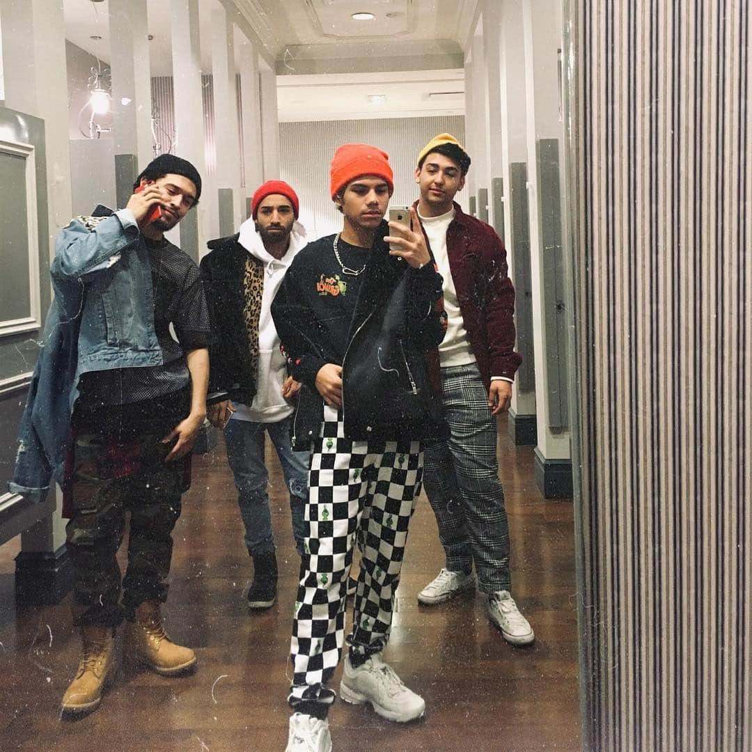 Forever 21 Menさんのインスタグラム写真 - (Forever 21 MenInstagram)「our very own @f21lasvegas boys rockin' their fav pieces at work 💛 @bllazzex @daaaveed @kurdiomar1 @vnt_onio #Forever21Men (shop link in bio)」11月15日 4時13分 - forever21men