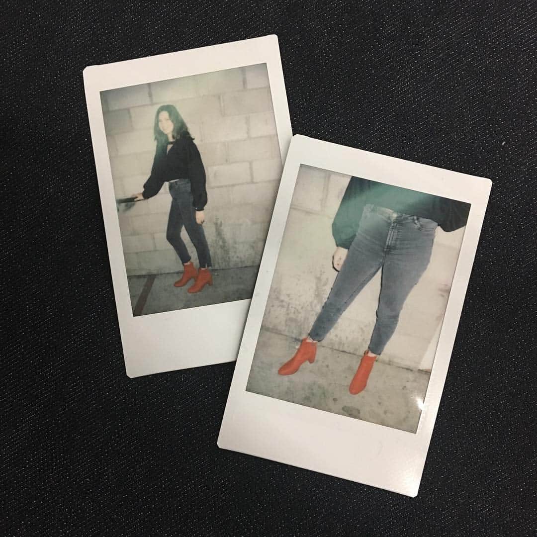 デニモクラシーのインスタグラム：「A little pop of color goes well with grey, vintage denim」