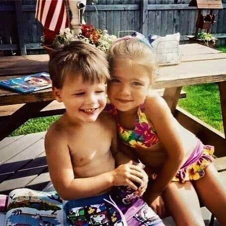 ジェシカ・アシュリーのインスタグラム：「I miss my brother. #rip ❤️」