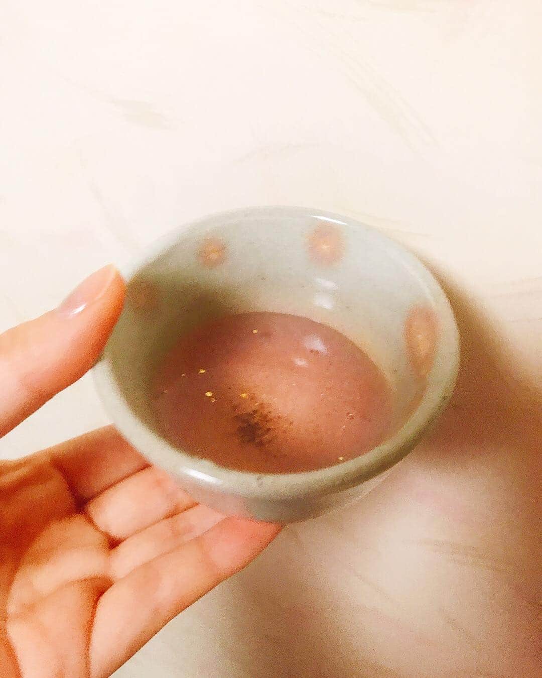 池田莉子さんのインスタグラム写真 - (池田莉子Instagram)「❀ ❁ ❂ ❃ 母からのお土産。 京都大原 三千院参拝者の方のみ購入できるそうで、 私にも買って来てくれました。 . 三千院でご祈祷している縁起の良いお茶だそうです🍵 金粉入りで彩りも華やかな紫蘇の香りで上品な味。 . 紫蘇は薬膳で身体を温める作用があるので、 急に寒くなってきた今の時期にもぴったり。 身体が少しだるい方にも気の巡りを良くして くれるのでおすすめです❦ .  #金色不動茶 #しそ香煎 #金粉 #香煎茶 #薬膳 #紫蘇 #ocha #yakuzen #healthy」11月15日 7時18分 - ricoikeda