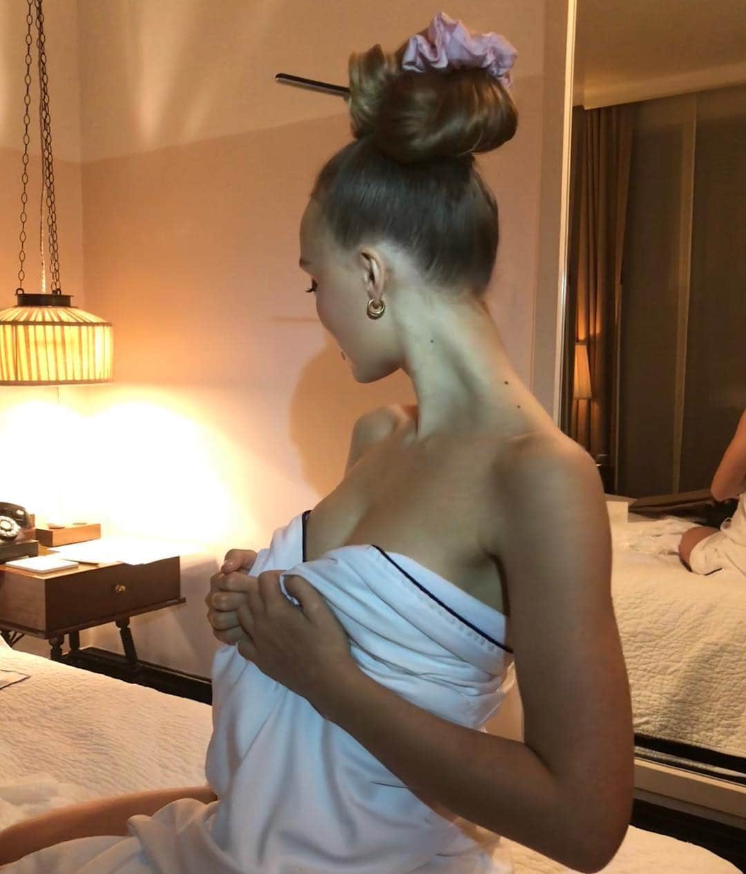 リリー・ローズのインスタグラム：「last night celebrating No. 5 l’Eau Red edition in London❤️ merci @chanelofficial @chanel.beauty @valeriemullon and shouts to my glam boys @mr_alexandrycosta @christophedanchaud_ 🧖🏼‍♀️」