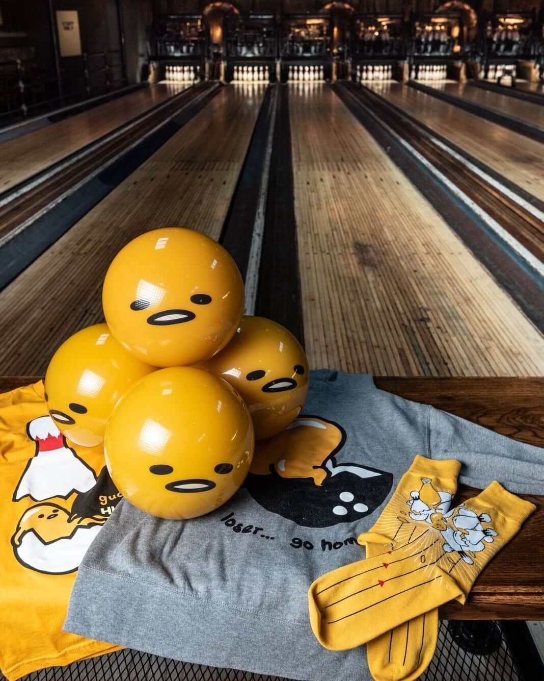 ぐでたまさんのインスタグラム写真 - (ぐでたまInstagram)「gude news! you can still experience the #gudetama takeover at @highlandparkbowl 🎳 don’t miss out on egg-clusive bowling merch and more. visit the link in bio for more info. #GudetamaxHLPBowl」11月15日 7時38分 - gudetama