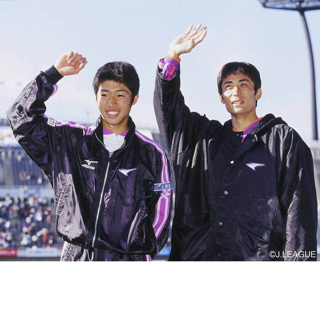 サンフレッチェ広島さんのインスタグラム写真 - (サンフレッチェ広島Instagram)「【PLAY BACK KAZU #2】  カズ選手の初ゴールは、プロ1年目となる2000年4月1日🆚京都パープルサンガ‼️ 後半14分、CKのチャンスから、DFがクリアしたこぼれ球を拾って、なんと左足でシュート⚽  チームを勝利に導き、試合後にはお立ち台に上がりました🙋  #PLAYBACKKAZU #森﨑和幸選手 #KAZU8 #sanfrecce」11月15日 13時21分 - sanfrecce.official