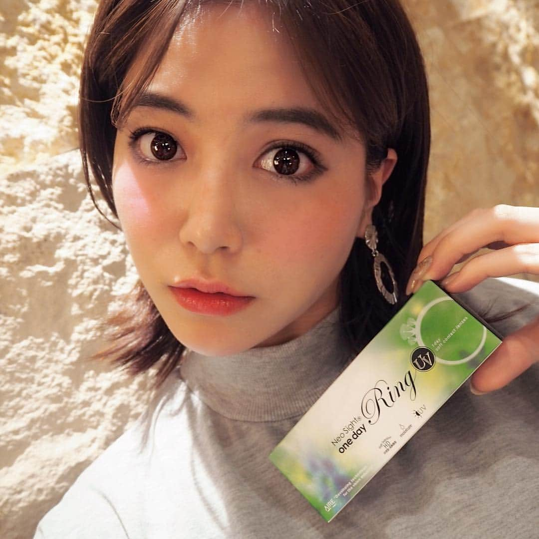 石井里奈さんのインスタグラム写真 - (石井里奈Instagram)「おはよん😙☀️ . 今日は小松菜奈ちゃんがイメージモデルのカラーコンタクト「ネオサイト」シリーズ（シエル・リング）を付けてみたよ👁💕 . 早朝の撮影からずっとつけてたけど夜まで潤いが続いてかなり良い感じ😽 . 瞳になじむナチュラルデザイン&カラーで普段使いがしやすいからナチュラルメイクにもぴったり😘❤️🌟 . 本当に自然すぎてカラコンつけたたのを忘れちゃうくらい😛笑 . 可愛いうるうるアイをキープしつづけちゃおう☺️🙌✨💕 . 今日も一日がんばろうね☀️✨💕 . #PR #カラコン #ネオサイト #ネオサイトワンデーリング #カラーコンタクト #アイメイク #ナチュラル #eyes #makeup #girl #smile #happy #メイク #ナチュラルメイク #キラキラ #girl #メイクモデル #モデル #model #読者モデル #撮影 #shooting #natural #センターパーツ #大人メイク #モテメイク #eyesmakeup」11月15日 8時27分 - ri7tin1025